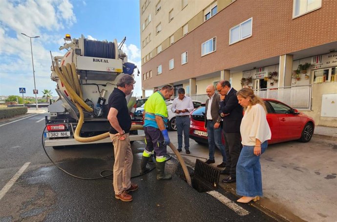 Cáceres incorpora un nuevo vehículo para limpiar las arquetas de todos los barrios de la ciudad