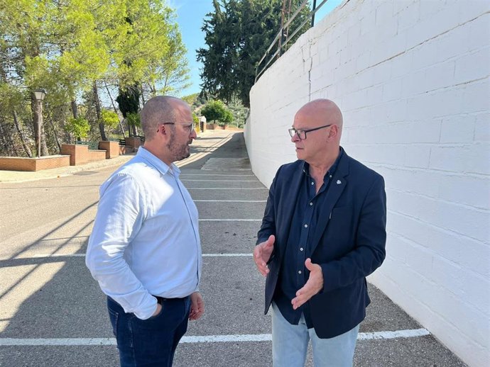 El subdelegado del Gobierno, Manuel Fernández (d), junto al alcalde de Fuensanta de Martos, Antonio Navas.