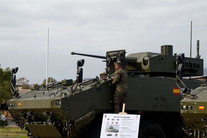 Archivo - Un militar del Ejército de Tierra junto a uno de los vehículos de combate sobre ruedas (VCR) 8x8 'Dragón' presentados en la Base 'Álvarez de Sotomayor', en Viator (Almería).