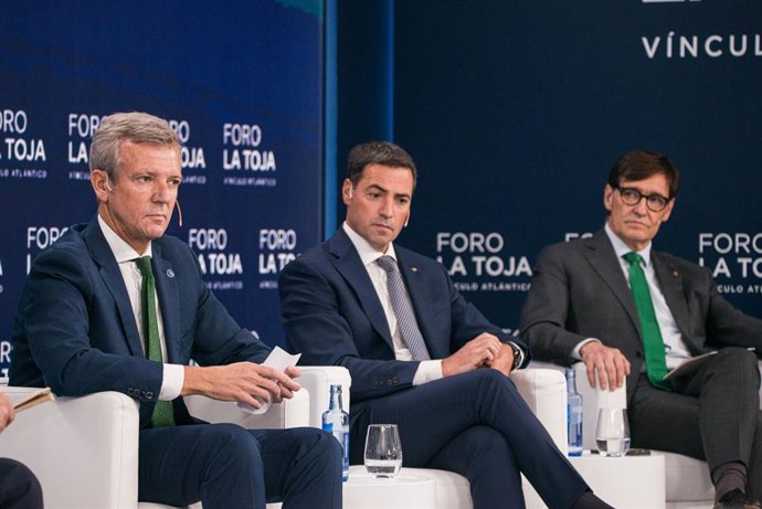 (I-D) El presidente de la Xunta de Galicia, Alfonso Rueda; el lehendakari, Imanol Pradales; y el presidente de la Generalitat, Salvador Illa, durante el Foro La Toja - Vínculo Atlántico, a 2 de octubre de 2026, en O Grove, Pontevedra, Galicia (España). El