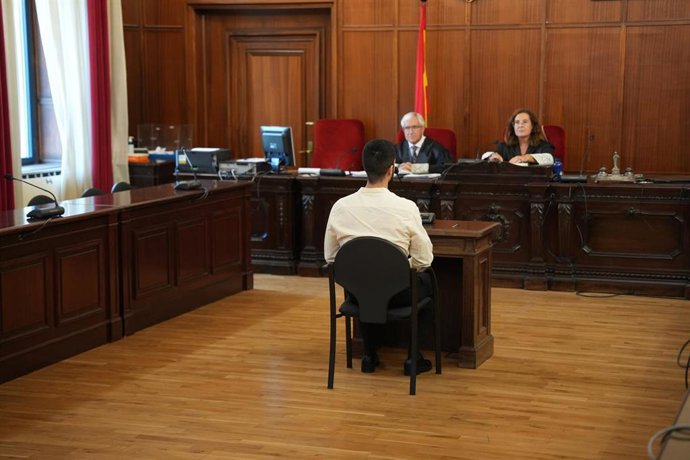 El inculpado en el juicio de la joven Ana Buza en el banquillo de los acusados.