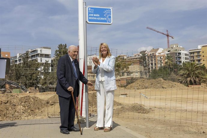 Acto de rotulación de la calle José María Segovia Azcárate en Huelva.