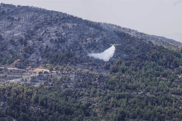 Un avió treballa en les labors d'extinció de l'incendi forestal, a 16 de setembre del 2026, a Toixa, València, Comunitat Valenciana (Espanya). 