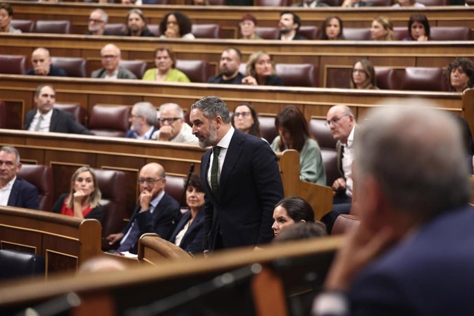 El presidente de Vox, Santiago Abascal, vota durante una sesión plenaria, en el Congreso de los Diputados, a 2 de octubre de 2026, en Madrid (España). 