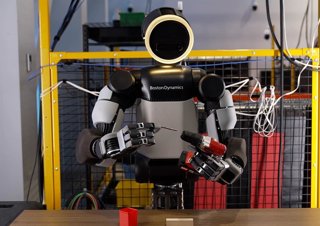 Imagen de Atlas, el robot humanoide de Boston Dynamics, usando una herramienta con sus manos.