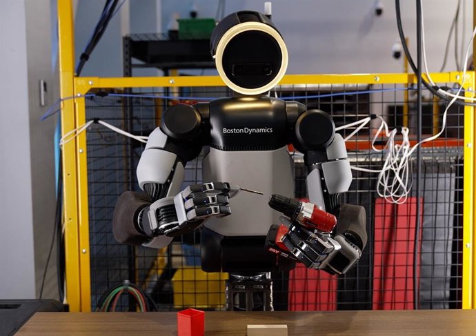 Imagem do Atlas, o robô humanóide da Boston Dynamics, usando uma ferramenta com as mãos.