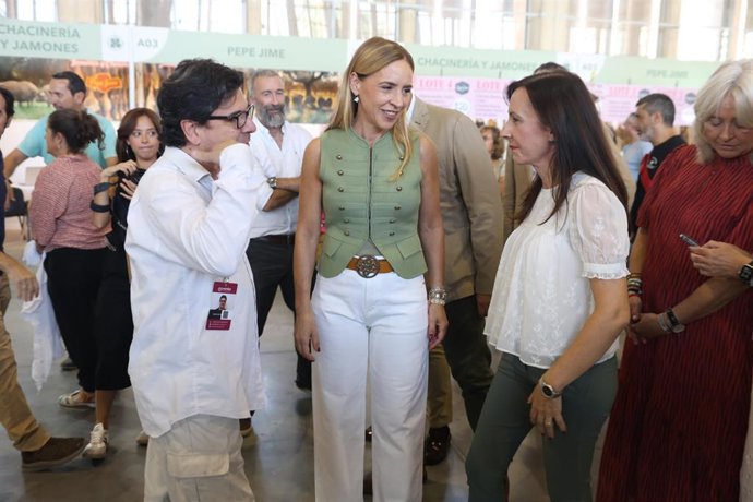 La consejera de Sostenibilidad y Medio Ambiente, Fina Martínez, junto a la presidenta de la Diputación de Cádiz, Almudena Martínez, visita la segunda edición de Ecocaza.