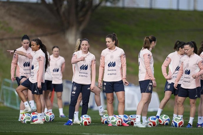 Archivo - Las jugadoras de la selección española durante un entrenamiento en la Ciudad del Fútbol de Las Rozas