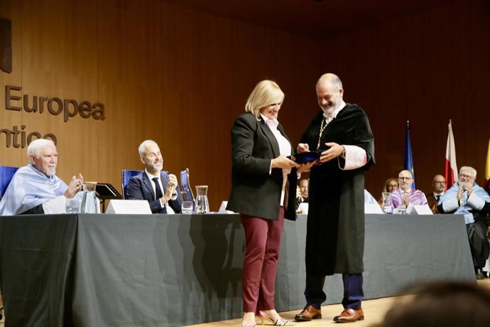Entrega de la Medalla de la Universidad a Nestlé La Penilla