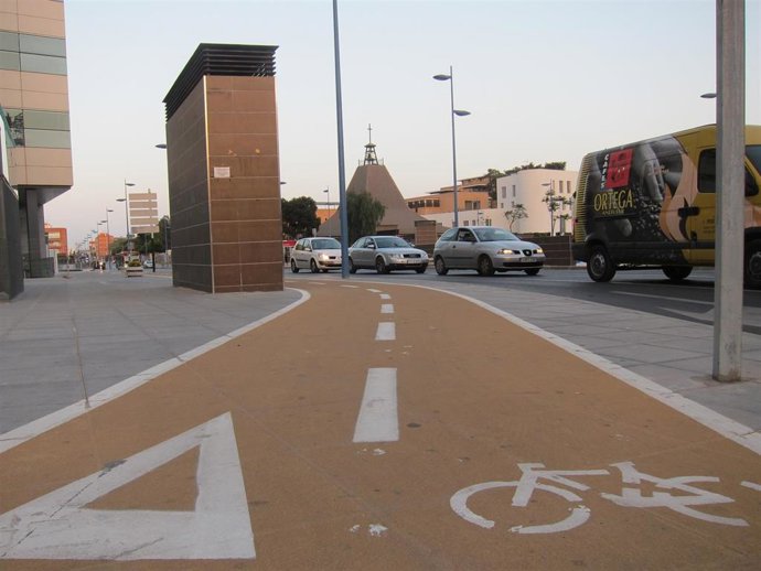 Archivo - Carril-bici en la Avenida Padre Méndez, en Almería. 