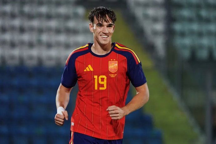 Carlos Espí celebra uno de sus goles con la Sub-21 ante San Marino