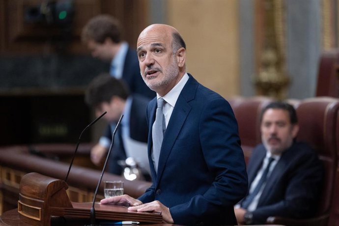 El diputado de UPN Alberto Catalán interviene durante una sesión plenaria, en el Congreso de los Diputados, a 2 de octubre de 2026, en Madrid (España).
