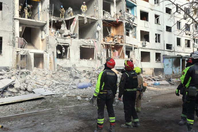 September 28, 2026, Kharkiv, Ukraine: Rescuers work to deal with the aftermath of a Russian glide bomb strike on a multi-storey residential building in Kharkiv, Ukraine, on September 28, 2026. Russian forces launched glide bomb strikes on the Kyivskyi and