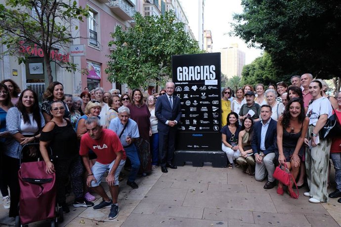 El alcalde de Málaga en una inauguracioón de una exposición sobre voluntariado.
