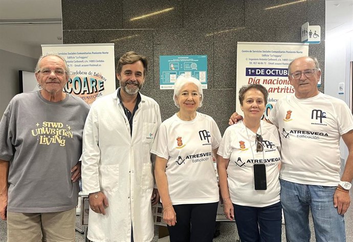El doctor Manuel Romero, jefe de servicio de Reumatología del Hospital Quirónsalud Córdoba, junto a representantes de Acoare.