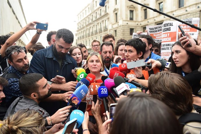 Les portaveus del Sindicat d'Inquilines oferixen declaracions a mitjans este divendres 2 d'octubre 