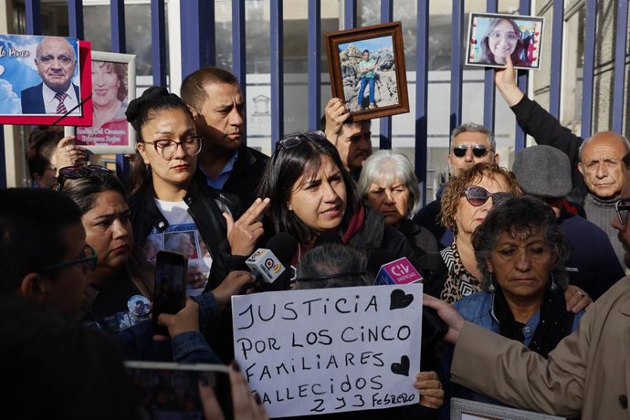 Valparaiso, 2 de octubre 2026 Familiares de víctimas del megaincendio fuera del tribunal de Juicio Oral en lo Penal, donde comienza el juicio oral en causa por megaincendio de Vina del Mar y Quilpue Sebastian Cisternas/Aton Chile