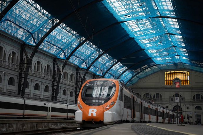 Archivo - Un tren en la estación de Francia, donde opera Rodalies, a 21 de febrero de 2025, en Barcelona, Catalunya (España).