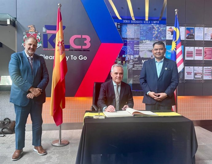 Juan Bueno, junto a Ismadi bin Sakirin, director Ejecutivo del desarrollo socio económico del Ayuntamiento de Kuala Lumpur y Sergi Farré, embajador del Reino de España en Malasia