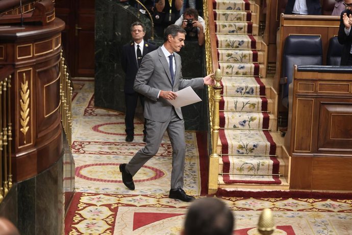 El president del Govern, Pedro Sánchez, rep l'aplaudiment de la tribuna socialista durant una sessió plenària, en el Congrés dels Diputats, a 2 d'octubre del 2026, a Madrid (Espanya).