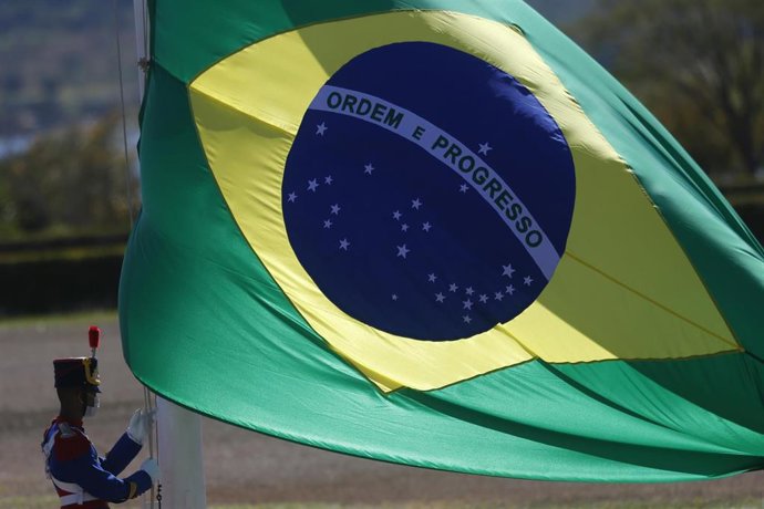 Archivo - Imagen de archivo de una bandera de Brasil.
