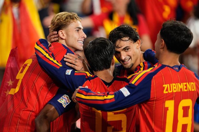 Los jugadores de la selección celebran uno de sus goles ante Croacia en la Liga de Naciones 26-27