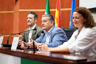 Antonio Sanz (centro) ofrece los datos de los primeros días de la campaña de inmunización de menores de 6 meses frente al VRS.