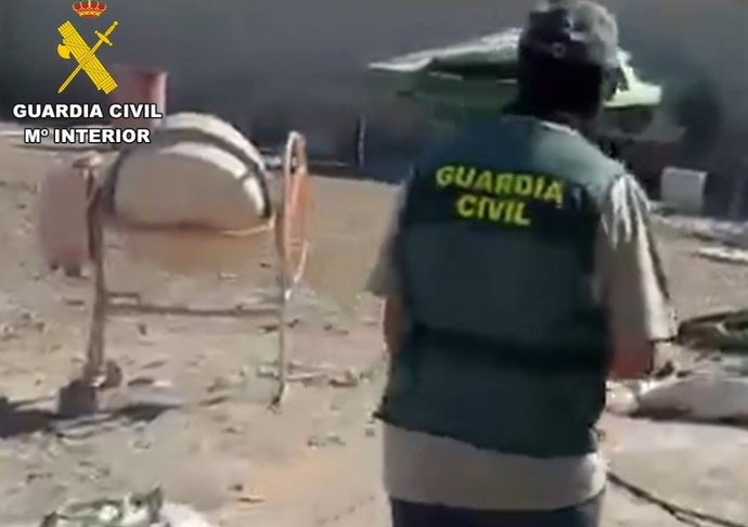 En una de las actuaciones se hallaron tres armas cortas de fuego con sus cargadores ocultas en el interior de una hormigonera en la vía pública. Frente al lugar, en una vivienda, se encontró un acceso oculto a una plantación 'indoor' con 400 plantas.