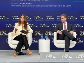 La presidenta de la Comisión de Relaciones Internacionales de la CEOE, Marta Blanco, y el socio y líder de la plataforma de IA y de Servicios Financieros de Oliver Wyman para España y Portugal, Alberto Mateos, en el 'Foro La Toja', a 2 de octubre de 2026.