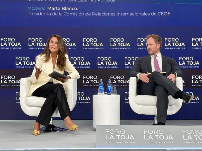La presidenta de la Comisión de Relaciones Internacionales de la CEOE, Marta Blanco, y el socio y líder de la plataforma de IA y de Servicios Financieros de Oliver Wyman para España y Portugal, Alberto Mateos, en el 'Foro La Toja', a 2 de octubre de 2026.