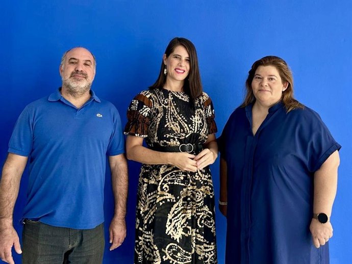 La portavoz de Agricultura del PP en el Parlamento de Andalucía, Araceli Cabello (centro), en la visita a Hinojosa del Duque con representantes del PP.