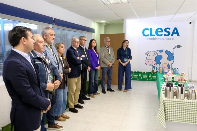 La conselleira do Medio Rural, María José Gómez, visita las instalaciones de la Agrupación de Cooperativas Lácteas.