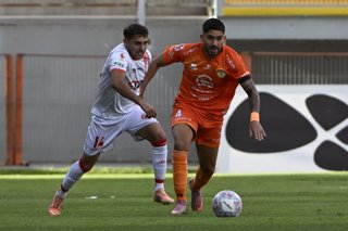 Futbol, Cobreloa vs Union San Felipe, liga de ascenso 2026. El jugador de Cobreloa Bastian San Juan controla el balon durante el partido de Liga de Ascenso Caixun contra Union San Felipe disputado en el estadio Zorro del Desierto, Calama 29/03/2026 Pedro