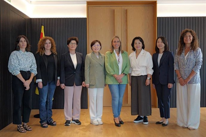 Delegación de la Comisión de Igualdad de Género y Familia de la Asamblea Nacional de la República de Corea con la consellera Eva Menor