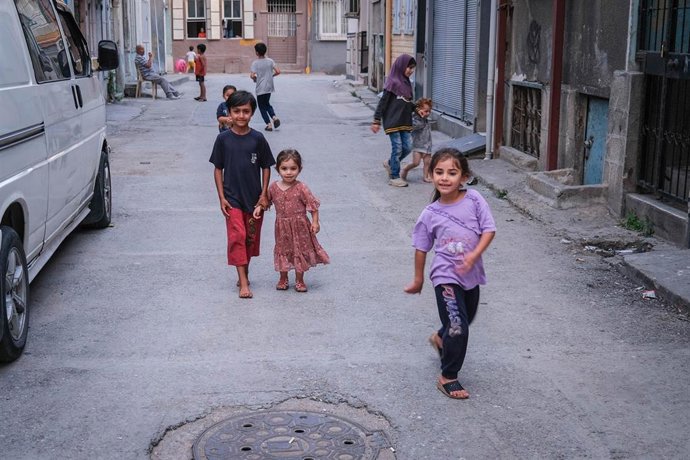 Archivo - Grupo de niños y niñas refugiados en la ciudad de Izmir, Turquía