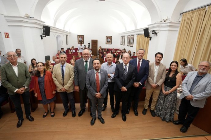 Autoridades durante la inauguración del curso en el Aula Magna de la Facultad.