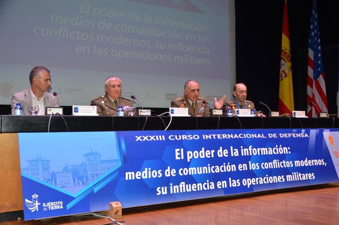 Mesa presidencial de la clausura del XXXIII Curso Internacional de Defensa, que se celebra en Jaca (Huesca)