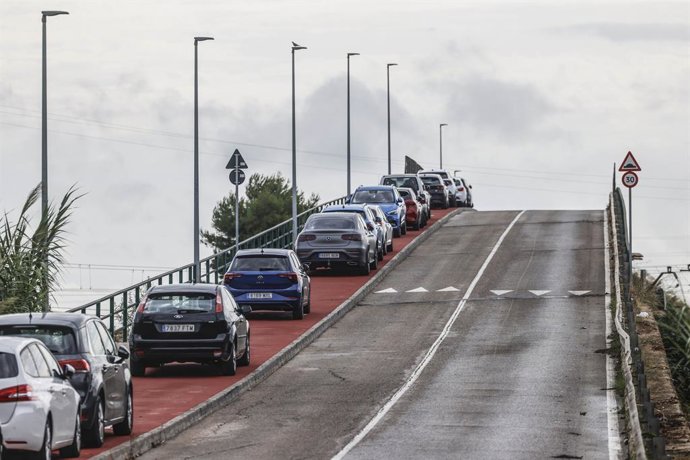 Cotxes aparcats en els ponts per precaució en cas de possibles inundacions provocades per les fortes pluges, a 3 d'octubre del 2026, a Catarroja, València, Comunitat Valenciana (Espanya). 