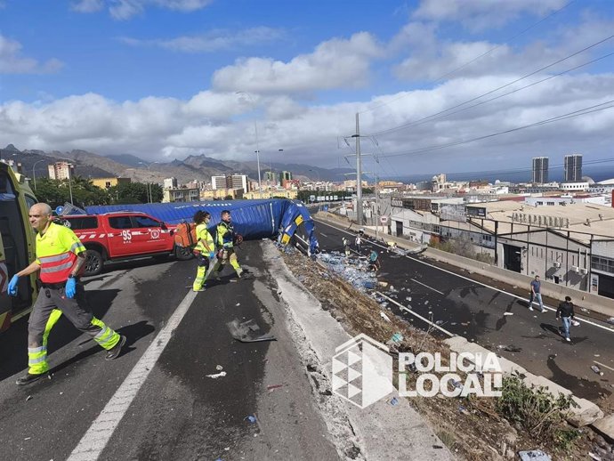 Un Fallecido Y Un Herido Tras El Vuelco De Un Camión En La TF-5, A La Altura De Somosierra (Tenerife)