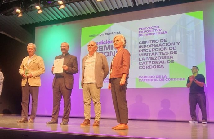 El deán del Cabildo Catedral de Córdoba muestra la mención especial recibida en el acto de entrega de los Premios Expone 2026.