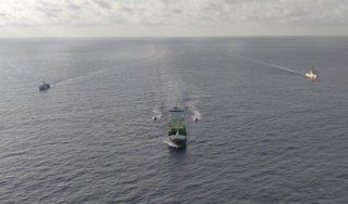 Buques de la Armada de EEUU escoltan a México al carguero 'Grace'