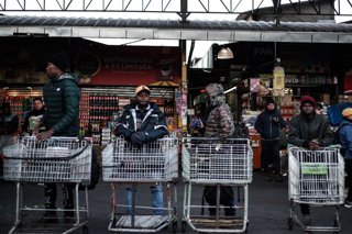 Santiago, 09 de septiembre de 2025.   La Policía de Investigaciones realiza un operativo de control y fiscalización a personas en el sector de la Vega Central para revisión de antecedentes penales y migratorios   Diego Martin /Aton Chile
