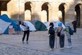 Los acampados en O Obradoiro por la vivienda afrontan su tercera noche y llaman a movilizarse este sábado