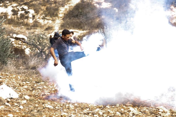 October 2, 2026, Nablus, Palestine, State of: BEITA, NABLUS, PALESTINE - OCTOBER 2, 2026: Israeli settlers and Israeli forces attacked Palestinian farmers while they were picking olives in the Jabal Al-Arma area, east of Beita, south of Nablus. Settlers f