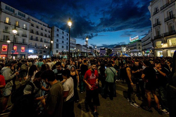 Decenas de personas acampadas en la Puerta del Sol protestan por la crisis de vivienda el 1 de octubre de 2026 en Madrid (España).