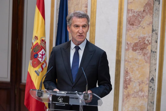 El presidente del PP, Alberto Núñez Feijóo, en rueda de prensa en el Congreso de los Diputados