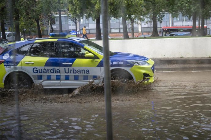 Un coche de la Guardia Urbana circula por una calle en el barrio de Canyelles-Nou Barris, a 29 de septiembre de 2026, en Barcelona, Catalunya (España)