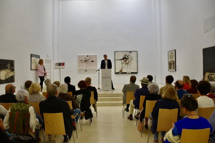 El consejero de Educación, Cultura y Deportes, Amador Pastor, en la inauguración de la exposición 'Manolo Millares, rebelde'.