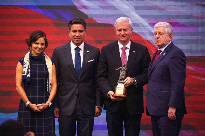Santiago, 02 de Octubre del 2026.  El Presidente de la República, José Antonio Kast, participa en el XIII Encuentro Anual del Comercio, organizado por la Cámara Nacional del Comercio (CNC), en compañía de los ministros de Hacienda, Economía y Minería,