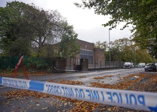 Archivo - October 5, 2025, Manchester, Greater Manchester, UK: Manchester, UK. Police guard a cordon outside Heaton Hebrew Congregation Synagogue in Manchester. On Thursday, a terrorist attack took place in Crumpsall, North Manchester, resulting in the de